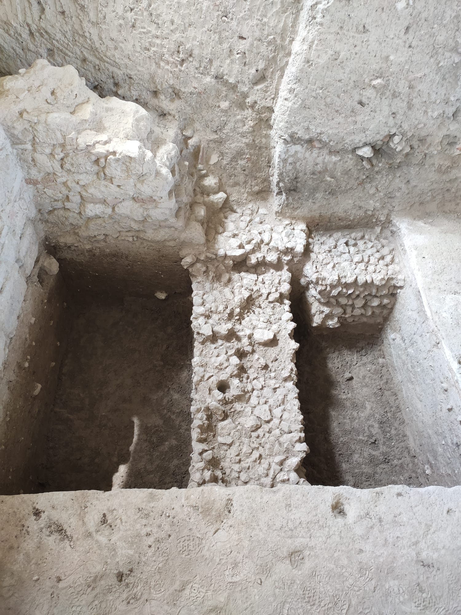 Muro de cimentación ibérico en la villa romana de salar